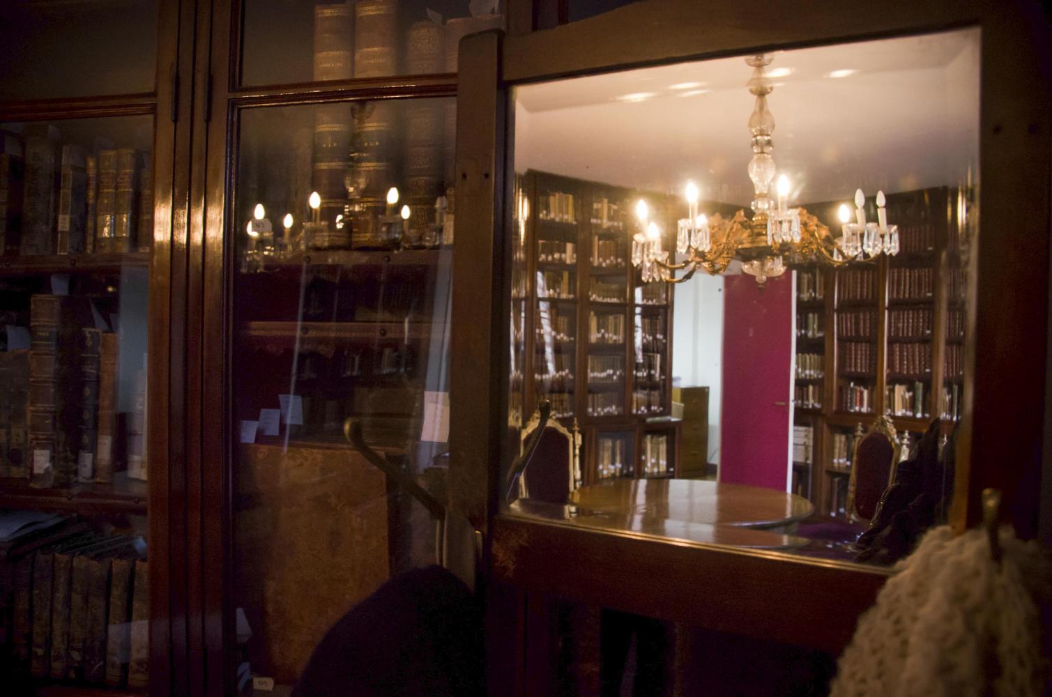 Reflejos y destellos en Sala Americana, oficina de dirección del Archivo Central Andrés Bello (2015)