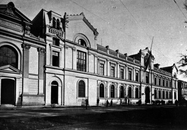 Fotografía de la Biblioteca compartida del Instituto Nacional y la Universidad, junto al Palacio Universitario, hoy Casa Central de la Universidad de Chile (c. 1900).